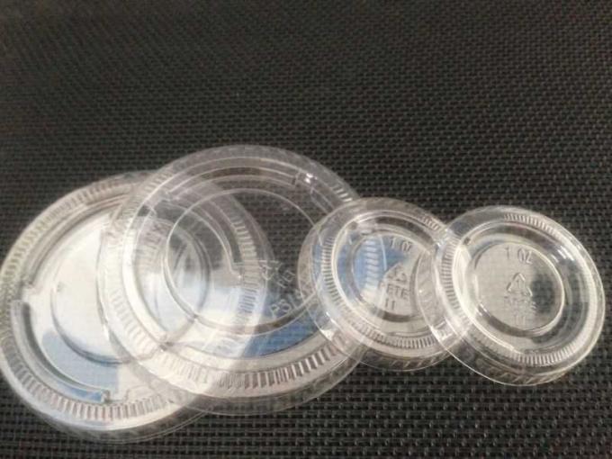 Placa plástica do recipiente de alimento que forma a máquina aberta e próxima automaticamente