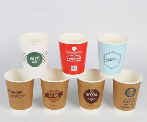 Reciclando o copo de papel do café que forma a selagem da máquina pelo sistema ultrassônico fornecedor